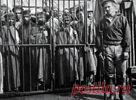 Февральская революция 1917 года изменила жизнь до неузнаваемости. В те времена даже образованные люди искренне считали, что все зло идет от «проклятого царизма». Грабят и воруют потому, что при царе плохо жилось. Нет царя – значит нет и проблемы. В марте 1917 года министром юстиции стал адвокат Александр Федорович Керенский, который сразу распорядился освободить всех политических заключенных и сосланных в Сибирь членов Государственной думы. Что делали 90 тысяч отпетых уголовников после…