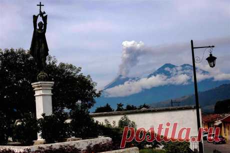 В Гватемале проснулся вулкан Фуэго: эвакуированы более 10,6 тысяч человек