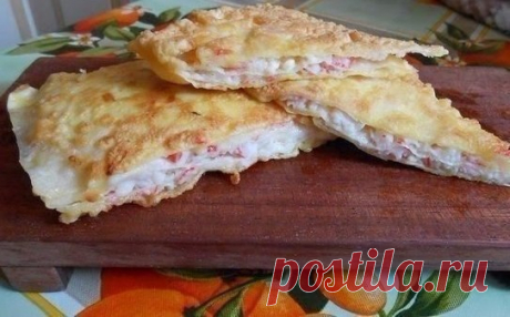 НЕРЕАЛЬНОЕ ЛАКОМСТВО ИЗ КРАБОВЫХ ПАЛОЧЕК
Сколько бы Вы их ни сделали, тарелка очень быстро опустеет!
Ингредиенты:
лист армянского лаваша,
крабовые палочки,
мягкий плавленый сыр,
зелень укропа,
яйца,
муку пшеничную,
масло подсолнечное
чеснок.