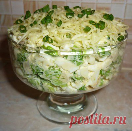 Зеленій салат с сельдью..