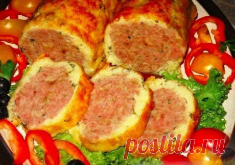 Мясной рулет в сырно-картофельной оболочке.
