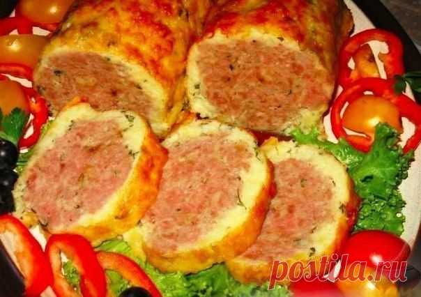 Мясной рулет в сырно-картофельной оболочке.