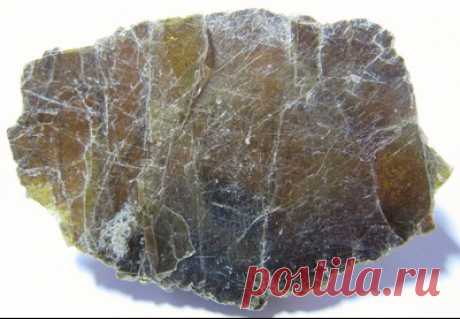 Vermiculite. Brown translucent Vermiculite | Copyright mindat.org | Phalaborwa, Limpopo Province, South Africa -- https://www.mindat.org/loc-27708.html
