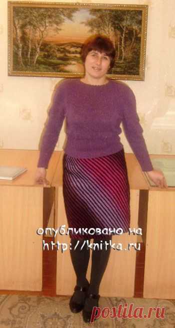 Юбка из Кауни связана по онлайн теме с Осинки. Вяжется очень просто. Я набирала Кауни 155 петель : 1 ряд лиц. петли,1  ряд изн.петли. В 3 ряду (лиц.п.) после кромочной 1 накид, далее все лиц.п. и в конце ряда перед кромочной 2 петли вместе лицевой, 1 кромочная. Так повторяем в каждом лицевом ряду. Вяжем 4 ряда Кауни, потом 2 ряда черной нитью, все эти 2 ряда лицевые петли и получается рубчик. Ввяжем нужную ширину, а потом сшиваем.