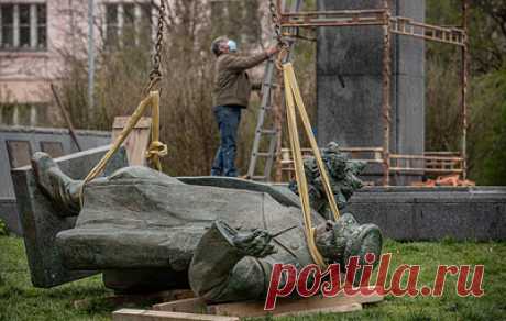 В Чехии спрогнозировали новую волну сноса памятников солдатам Красной армии. Снос памятников может последовать за законом о декоммунизации, уточнила председатель Чешского союза борцов за свободу в городе Усти-над-Лабем Елена Вичанова