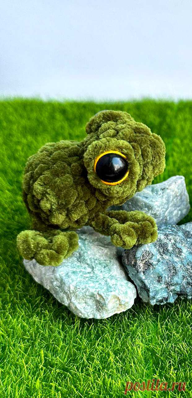 PDF Лягушка крючком. FREE crochet pattern; Аmigurumi toy patterns. Амигуруми схемы и описания на русском. Вязаные игрушки и поделки своими руками #amimore - маленький лягушонок из плюшевой пряжи, плюшевая лягушка.