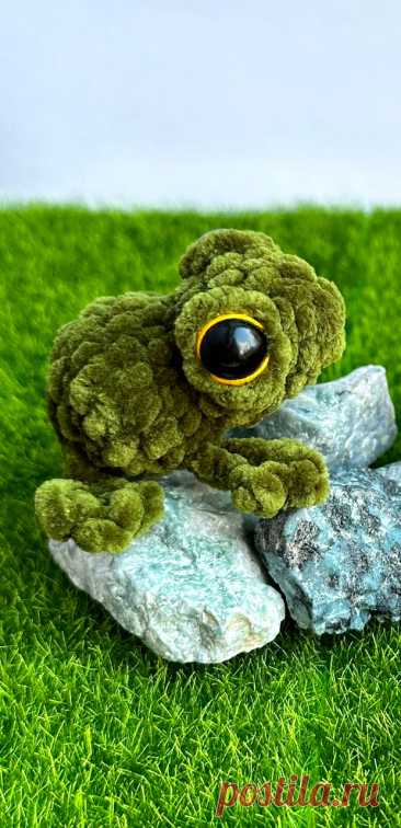 PDF Лягушка крючком. FREE crochet pattern; Аmigurumi toy patterns. Амигуруми схемы и описания на русском. Вязаные игрушки и поделки своими руками #amimore - маленький лягушонок из плюшевой пряжи, плюшевая лягушка.
