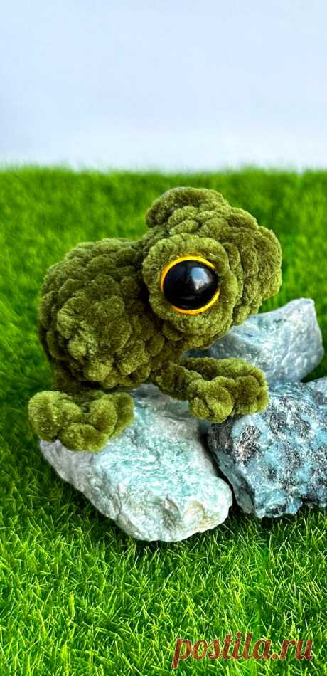 PDF Лягушка крючком. FREE crochet pattern; Аmigurumi toy patterns. Амигуруми схемы и описания на русском. Вязаные игрушки и поделки своими руками #amimore - маленький лягушонок из плюшевой пряжи, плюшевая лягушка.