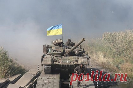 В США объяснили причину затягивания контрнаступления ВСУ. Генерал-лейтенант США в отставке Марк Хертлинг объяснил, почему Вооруженные силы Украины (ВСУ) не начинают контрнаступление. Хертлинг отметил, что наступление требует больших сил, лучшей маневренности, точного прицеливания и стрельбы, а также более длинных и надежных линий снабжения.
