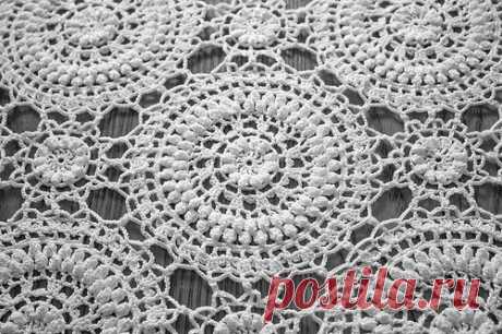 Peach Tree Street Table Runner