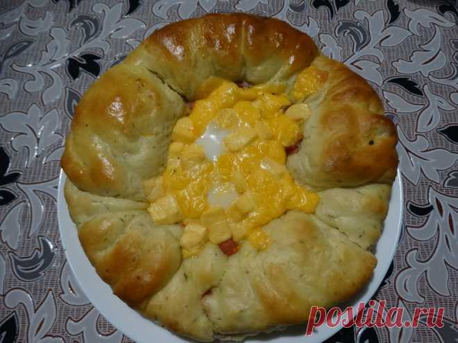 Сытный пирог, как закуска. Готовлю к столу и мужу с собой. Никаких хлопот и блюдо получается очень достойное - Пир во время езды Самое удивительное, что пирог получается таким вкусным, что сложно даже представить!!! Он и нежный, благодаря яичнице и сыру. Он и пряный! И в тесто, и в начинку добавляются специи, травы и приправы. Вкус пирога можно корректировать на любой лад. По старой сложившейся традиции я готовлю пирог не только с сыром и колбасой, но и с …