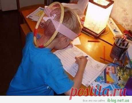 Как приучить ребенка сидеть прямо? Да очень просто!.
