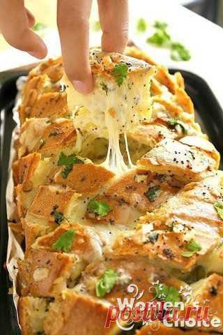 Обалденный фаршированный сыром, луком и чесноком итальянский хлеб!