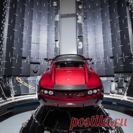 Илон Маск опубликовал в своём Instagram электрокар Tesla Roadster, который полетит к орбите Марса на новой ракете Falcon Heavy. Запуск должен состояться уже в январе 2018 года!