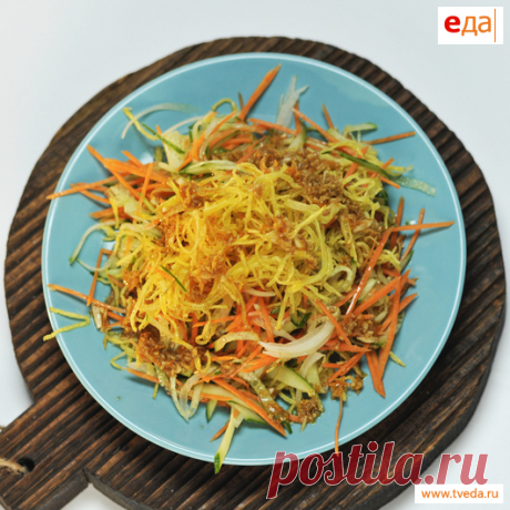 Салат с картофельной соломкой.