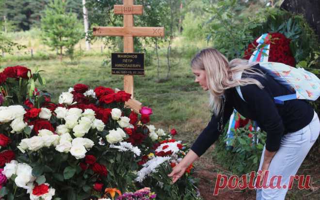 Петра Мамонова похоронили в подмосковном городе Верея. Актера и музыканта, основателя группы «Звуки Му» Петра Мамонова, умершего 15 июля от последствий COVID-19, похоронили на кладбище в подмосковном городе Верея.