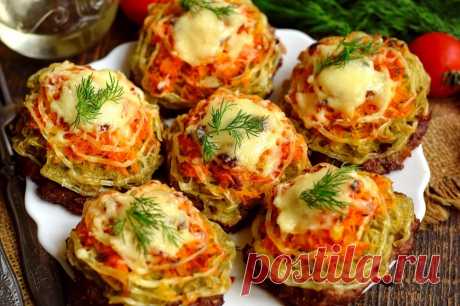 Вместо котлет на праздничный стол Вместо котлет на праздничный стол готовим мясные лепешки, дополненные овощами. Они получаются намного вкусней, насыщенней и сочней обычных котлеты, также блюдо выходит более аппетитным. В качестве овощей используем тертый картофель, а также пассерованную морковно-луковую смесь. Котлеты запекаем в духовке под сырной корочкой. Блюдо подается на стол порционно, можно с гарниром, или без него.