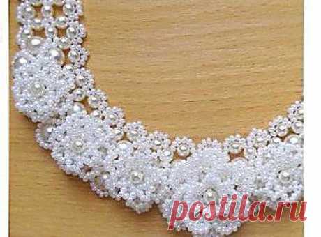 Объемное ожерелье из бисера. Схема и описание здесь https://labhousehold.com/snow-white-beaded-necklace.html