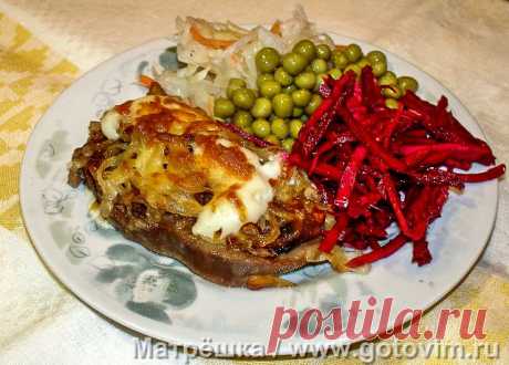 Язык под шапкой из грибов и сыра. Рецепт с фото Рецепт приготовления горячей закуски из вареного говяжьего языка с грибной шапкой и сыром. Для приготовления закуски заранее варят говяжий язык, а затем нарезают ломтиками толщиной около 1 см. Для шапки жарят грибы с луком и выкладывают на язык. Затем посыпают тертым сыром и запекают в духовке, пока сыр не начнет плавиться.  На гарнир к готовому языку с шапкой из грибов и сыра можно подать любые овощи - свежие или консервированные.


