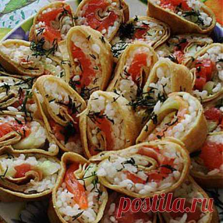 Роллы из блинов со сливочным сыром, семгой и авокадо