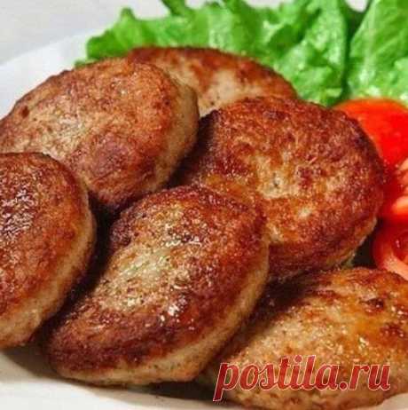 Самые вкусные в мире котлеты
Ингредиенты:
Фарш из индейки или курицы (я готовлю из индейки) - 800 гр
Манная крупа - 4 столовые ложки;
Сметана - 2 столовые ложки;
Яйцо - 1 штука;
Петрушка, укроп - 3-4 былинки;
Сахарный песок - 2 чайные ложки;
Горчица - 2 чайные ложки;
Соль, специи - по вкусу.
Приготовление:
Фарш, манку, сметану, яйцо, горчицу, сахар, соль и специи кладем в одну миску. Мелко-мелко режем зелень, добавляем туда же и тщательно перемешиваем.
Фарш в итоге получается жидковатый, та