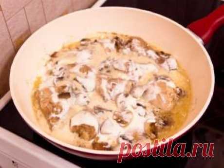 Курица, тушенная с грибами и сметаной | Готовим вместе