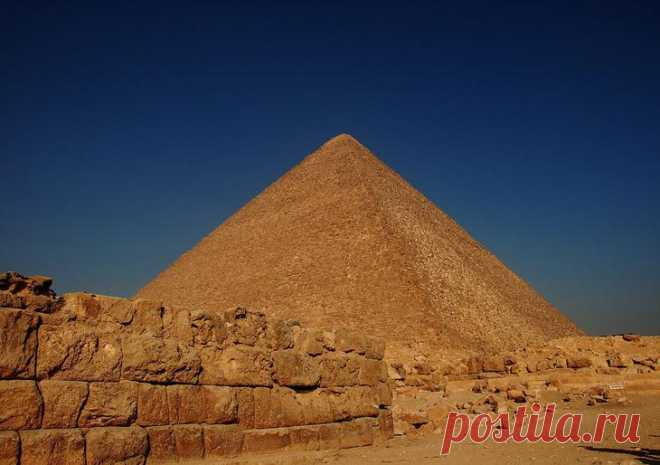 Факты о пирамиде Хеопса: 25 особенностей древнего сооружения, которых вы не знали Пирамида Хеопса (Великая пирамида Гизы) — настоящий шедевр античного мира, который по праву заслужил звание «Чудо». Она была построена с такой точностью, что наши современные технологии не могут повто...