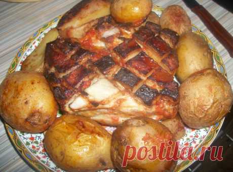 Запеченая грудинка в томатах - Вкусно с Любовью - медиаплатформа МирТесен Танцы от плиты и до компа. в продолжение темы Грудинка по - Норвежски В грудинке разрезать шкурку в шахматном порядке, посолить, поперчить ,маринованные помидоры размять и залить мякотью грудинку.Поставить в холодильник на несколько часов. я оставила на ночь....
