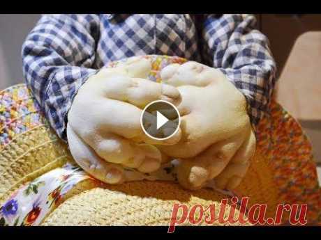 Куклы из капрона. Как сшить ручки / how to make hands for a doll Небольшой видео урок, по пошиву рук для куклы в чулочной технике. В видео вы увидите, как я формирую руки, прошиваю утяжки и тонирую изделие....