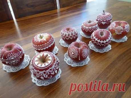 Красные ажурные яблочки к Рождеству. Очень красиво).
