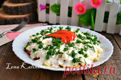 Слоеный салат с помидорами, сыром и яйцом Слоеный салат с помидорами, сыром и яйцом - простой, но вкусный салатик, который состоит всего из 3-х основных ингредиентов. Такой салат можно быстро приготовить на ужин, а можно предложить и неожиданно пришедшим гостям. Готовится салат быстро и просто.