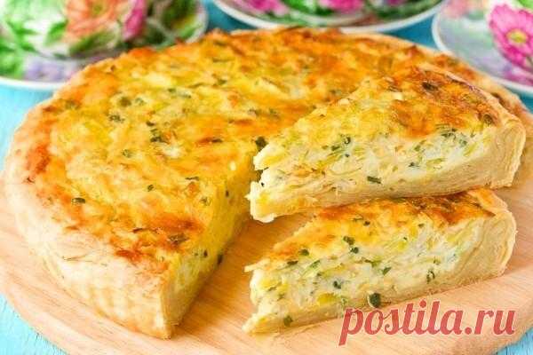 Открытый луково-сырный пирог