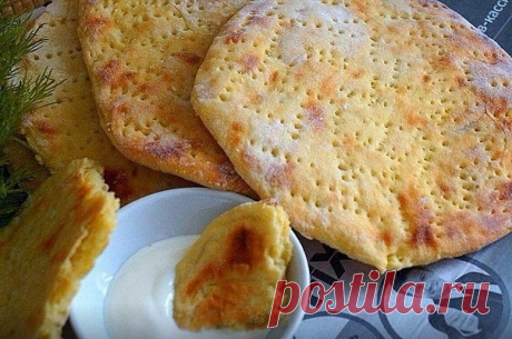 Финские картофельные лепёшки.

Для приготовления понадобится: 
картофель- 5-6 шт 
яйцо- 1 шт 
мука- 100 гр 
растительное масло- 1 стол ложка 
соль- 0,5 чайной ложки 
чёрный перец- по вкусу 
Картофель очистить и отварить до готовности,размять в пюре без комков,добавить соль,перец,яйцо и муку,замесить мягкое тесто. 
Стол присыпать мукой, тонко раскатать тесто ,вырезать с помощью тарелки лепёшки,наколоть их вилкой. 
Выложить лепёшки на противень застеленной пергаментной бумаг...