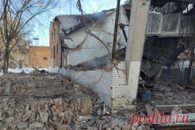 В Оренбуржье три человека пострадали при обрушении насосной станции. Под завалами могут быть еще семь человек.