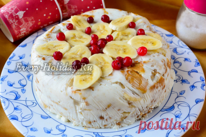 Банановый торт без выпечки с печеньем, сметаной и желатином