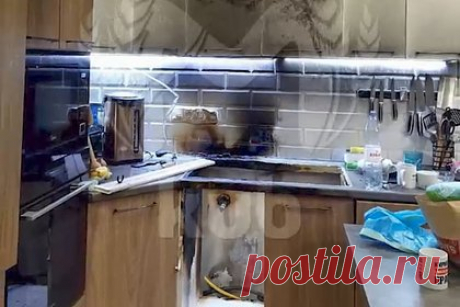 Пьяный россиянин избил жену и тещу и взорвал дом. В Сочи 32-летний нетрезвый отец пустил газ в доме и взорвал его. Мужчина стал крестным отцом и выпил у родственников, после чего вернулся домой. Там он взял полугодовалую дочь на руки, отнес ее на второй этаж, закрылся в комнате, открыл газ и стал угрожать взорвать дом. Жена и теща ворвались в комнату.