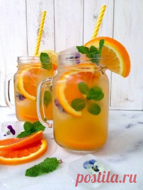 ✨🍊Апельсиновый лимонад🍊✨ Нужно взять 4 апельсина, вымыть их и обдать кипятком. На следующие 12-24 часа убираем апельсины в морозилку. Благодаря замораживанию в апельсинах убирается горечь После того, как вы вытяните апельсины с морозилки, их нужно залить горячей водой, чтобы немного разморозить и сделать более мягкими для последующей нарезки. Нарезаем каждый апельсин на 6-8 кусочков. Теперь прокручиваем апельсины через мясорубку вместе с кожурой. Апельсиновую массу заливаем 3 литрами холодной…