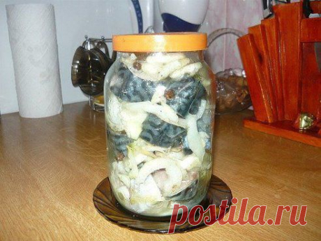 Маринуем скумбрию! Пальчики оближешь!!

Рыбу и морепробукты обожаю любые и в любом виде,но свою маринованную скумбрию не поменяю ни на что(разве что на хороший кусочик сёмги).Пробовала мариновать разную рыбку,но скумбрия получается высший класс.Итак,вступление закончено,теперь за дело!!

Рецепт: https://odnoklassniki.ru/group53077098365034
•••