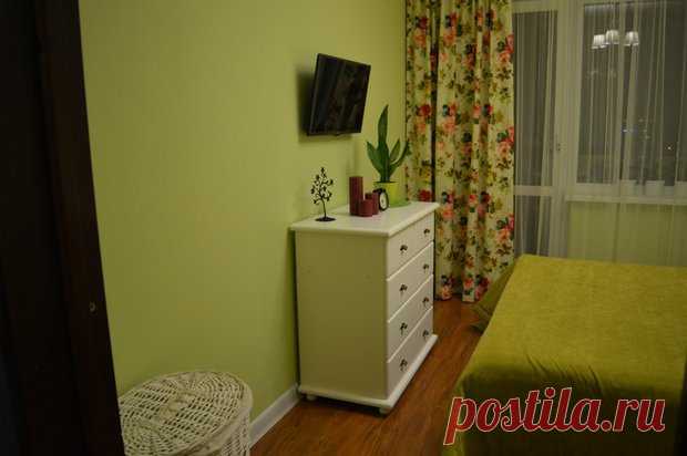 Спальня: зеленые оттенки и самодельные шторы