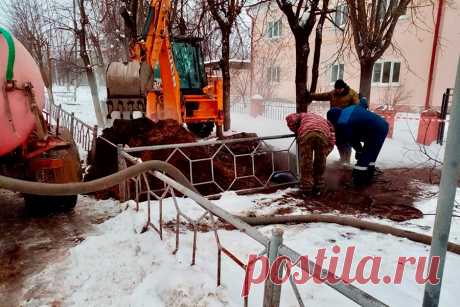 В Ивановской области провалился тротуар и школьники упали в кипяток. В городе Южа в Ивановской области провалился тротуар, в результате чего школьники упали в яму с кипятком и получили ожоги, сообщила прокуратура региона.