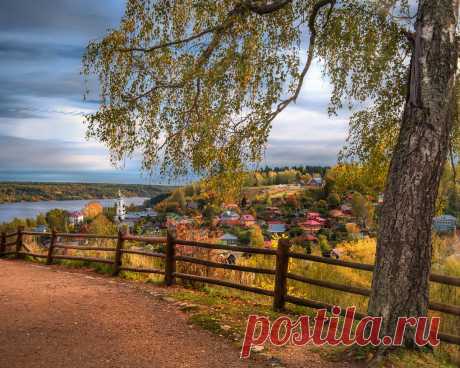 Картинки дорога, осень, пейзаж, природа, город, река, дерево, забор, дома, ограждение, берёза, волга, плёс, андрей Чиж - обои 1280x1024, картинка №364445