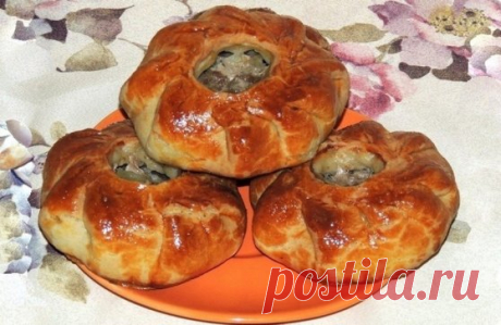 ВКУСНЕЙШИЙ и НЕЖНЕЙШИЙ &quot;ВАК БАЛИШ&quot;  
Вак балиш (маленькие пироги с мясом и картошкой) . Я сегодня со своими любимыми пирогами!))) &quot;Вак балиш&quot; - традиционное татарское блюдо. В дословном переводе &quot;маленький пирог&quot; (вак - маленький, балиш - пирог) 
Вам потребуется:
Мука - 700 гр.,
Масло сливочное - 250 гр.,
Кефир - 500 мл.,
Сода чайная - 1 ч.л.,
Соль - 1 ч.л.
Начинка:
Говядина (мякоть) - 0,5 кг.,
Картофель (средний) - 7 шт....
