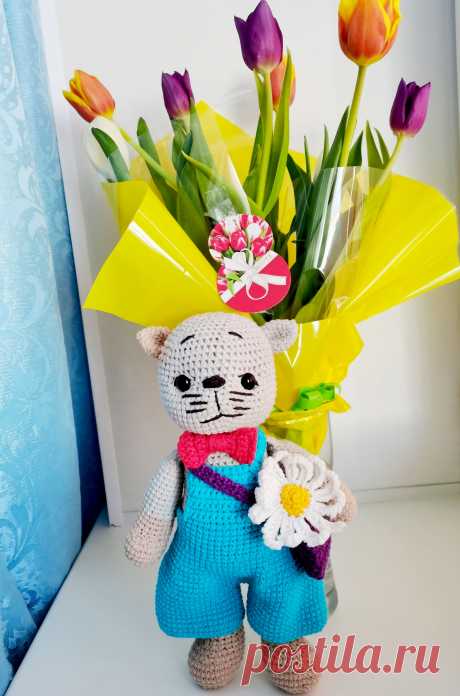 PDF Мартовский кот крючком. FREE crochet pattern; Аmigurumi toy patterns. Амигуруми схемы и описания на русском. Вязаные игрушки и поделки своими руками #amimore - котята из обычной пряжи, котик в комбинезоне, кот, кошка, кошечка, котёнок.