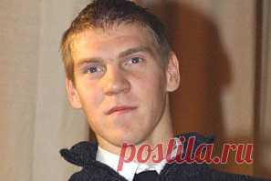 Бывший футболист «Зенита» назвал проигранную в казино сумму. Бывший нападающий петербургского «Зенита» Олег Кожанов рассказал о проблемах с азартными играми. Футболист назвал сумму, которую он проиграл в казино за все время. По его словам, это около 80 миллионов рублей. Кожанов добавил, что также увлекался игрой на тотализаторе, делая ставки через знакомых.