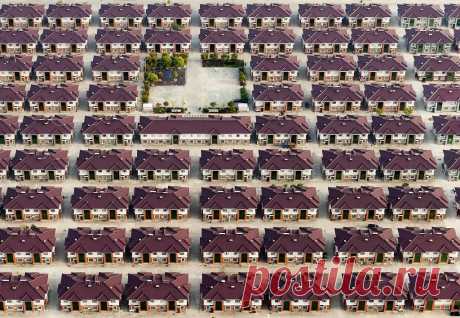 Китай, провинция Цзянсу, ряды однотипных домов с детской площадкой посередине
