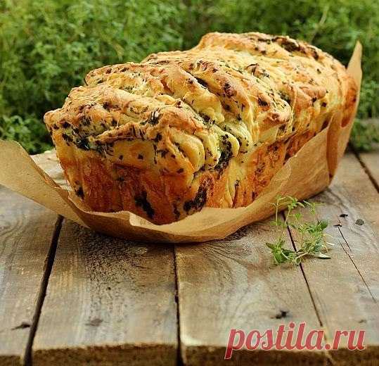 Отрывной хлеб с зеленью и сыром