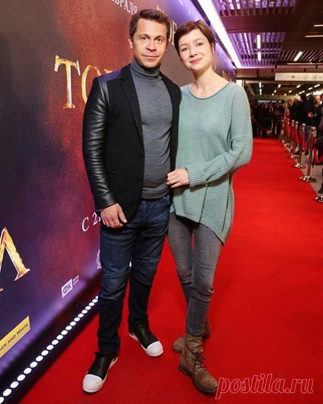 Павел Деревянко с женой на премьере исторического фильма «Тобол».