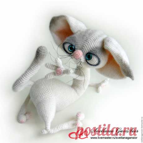 Кошка Ябеда (резерв Regina) Купить или заказать Кошка Ябеда (резерв Regina) в интернет-магазине на Ярмарке Мастеров. Кошечка связана крючком из мохера с акрилом. Наполнитель - холлофайбер. Глазки - готовые для игрушек. Усы из лески. Тонировка - масляная пастель. Каркас из медной проволоки. Игрушка не предназначена для очень маленьких детей. Не предназначена для частых сгибаний и разгибаний. Работа выполнена по МК Светланы Перцевой, www.livemaster.ru/per4ik Если Вы хотите о...