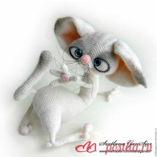 Кошка Ябеда (резерв Regina) Купить или заказать Кошка Ябеда (резерв Regina) в интернет-магазине на Ярмарке Мастеров. Кошечка связана крючком из мохера с акрилом. Наполнитель - холлофайбер. Глазки - готовые для игрушек. Усы из лески. Тонировка - масляная пастель. Каркас из медной проволоки. Игрушка не предназначена для очень маленьких детей. Не предназначена для частых сгибаний и разгибаний. Работа выполнена по МК Светланы Перцевой, www.livemaster.ru/per4ik Если Вы хотите о...