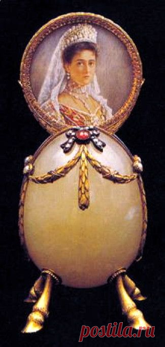 Faberge Egg  | Приколото к доске  The Romanovs,Tsars of Imperial Russia - 
Lorraine Lehman  |  Найдено на сайте nicky08.centerblog.net.